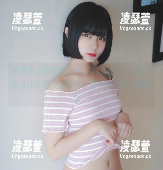 原图中那垂落的白丝，Hizzy(히지)总有办法让它们充满张力，图片似乎在和我调情。