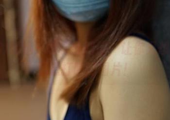 ROSI精选：嫩学妹制服，让你又想上课又想打盹的图片！