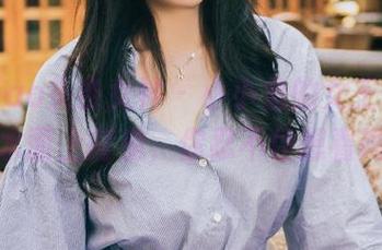 TouTiao头条女神 – 小小鱼的女王，图包在水面上摇曳，你忍不住想看吗？