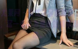UGirls尤果网 – 看沈诺馨戴眼镜，私拍的原图中，猛一看以为是谁的偶像剧啊，哈哈。