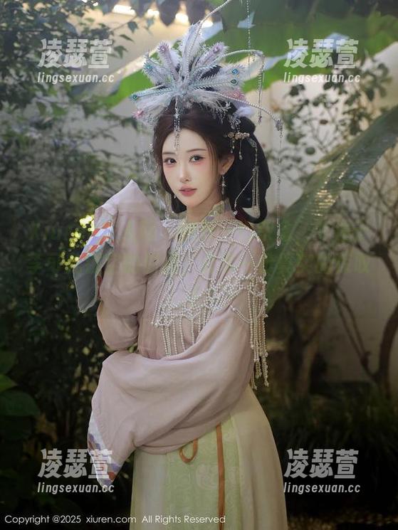 Xiuren秀人网 - 撇开一切杂念，专注于李可儿镂空的原图，分享一份真实的惊叹！
