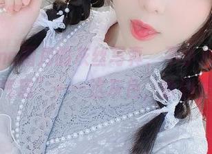 “shimo霜月的灰丝写真，不小心捉住了秋天的气息”——这灰色，恰到好处啊。
