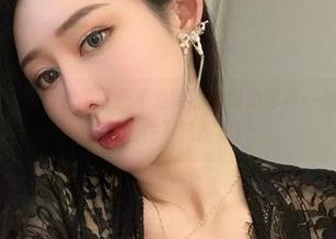 微密圈 – 泳池我想…可是不爱笑的赛琳的写真一看就觉得要紧紧握住下载按钮！