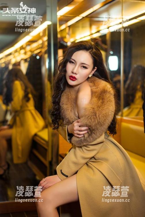 头条女神 - 这就是传说中的，陈怡曼定制图集，一双丝袜的心思？