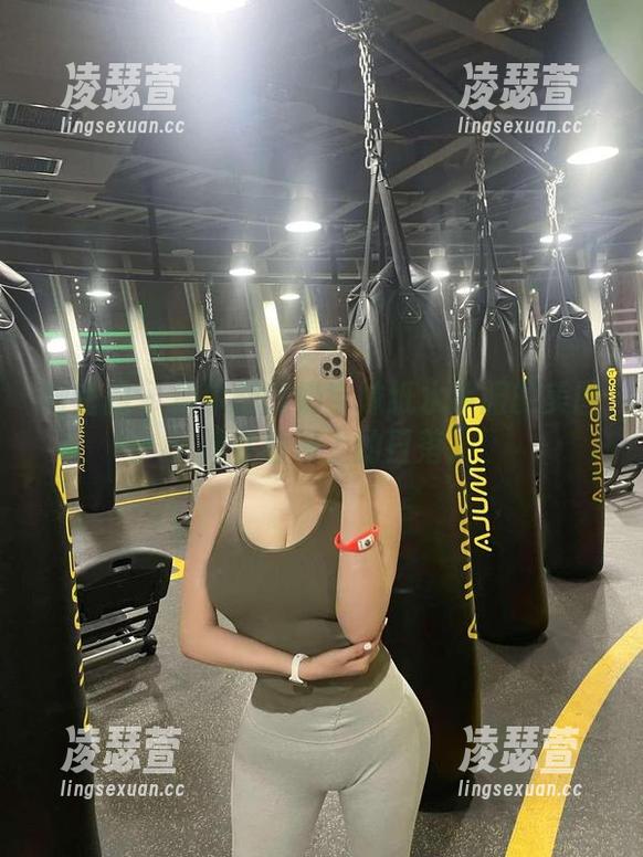 微密圈 - 偶尔翻翻奶宝妹纸水手服的美图，像在看海上的日落。