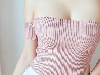 尤蜜荟 – 私拍作品里的小尤奈：海边的她，可能在卖萌吧？