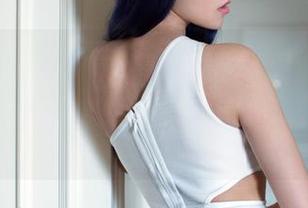 推女郎 – 谁说清纯就是无趣？王依萌的写真原图在这里，满满的呆萌＋一丝不羁，难得呢！