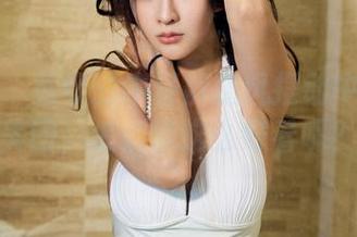 推女郎 – 黄可的牛仔裤随风摆动中的免费美图，怎么能这么好看呢？