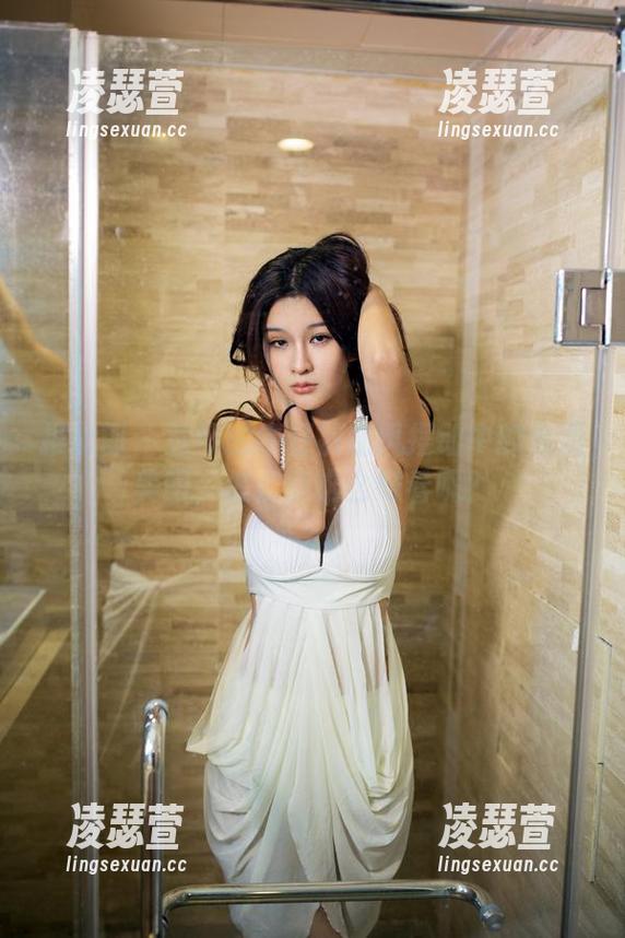 推女郎 - 黄可的牛仔裤随风摆动中的免费美图，怎么能这么好看呢？