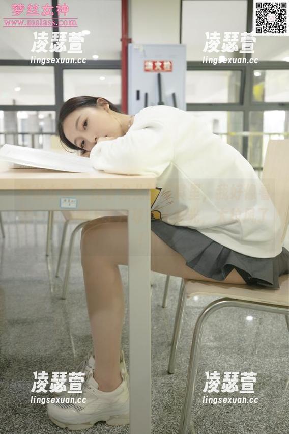 梦丝女神 - 在小允儿的写真里，我好像看到一条腿爬上了月球？无圣光，太拉风了！