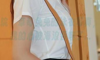 模范学院 – 草莓兔兔的泳衣写真，我觉得我的心被海浪吞噬了…