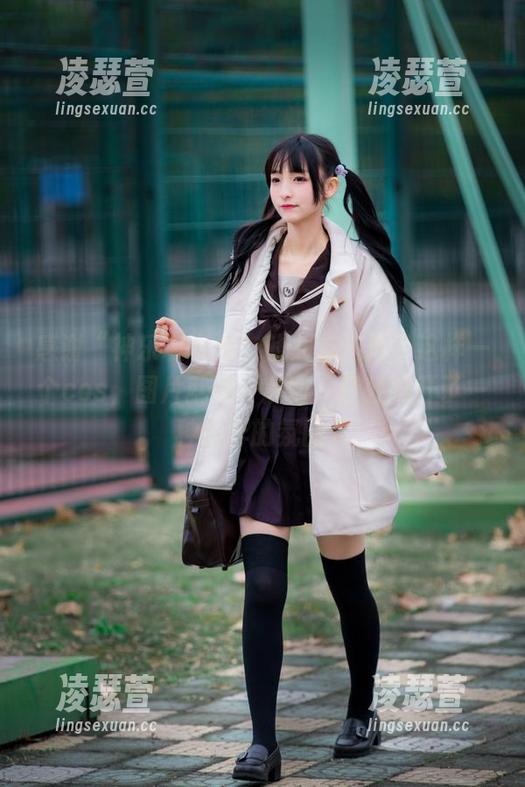 神乐坂真冬 感谢“神乐坂真冬”的女友选择了这样一个cos,图片就像一扇窗,轻轻推开了一种别样的氛围。