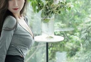 秀人网 – 周井空的高清肉丝作品，一转眼眼尖的我已经岔开了目光！