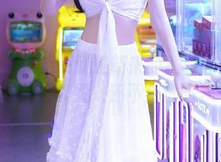 秀人网 – 最后一张是新来的？容容容Alice的写真原来还不止透明。