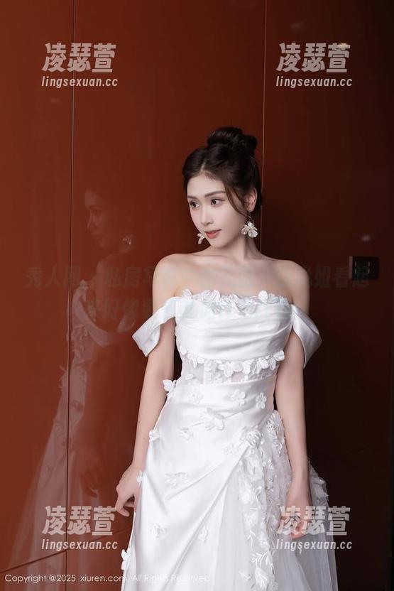 秀人网-悦悦姐 秀人网 - 私房写真中的礼服,悦悦姐看起来好像要去参加什么红毯!
