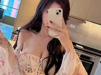 微密圈 – 脸红Dearie的新套图来了，护士姐姐又在玩花样了！这背影比前几次更让人想入非非。