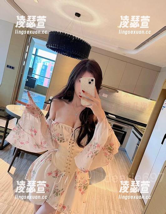 脸红Dearie 微密圈 - 脸红Dearie的新套图来了,护士姐姐又在玩花样了!这背影比前几次更让人想入非非。