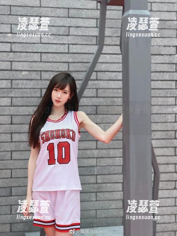 腐团儿Ikaros 腐团儿Ikaros为清纯,原图里小雀斑像极了撒娇的颜值高峰!