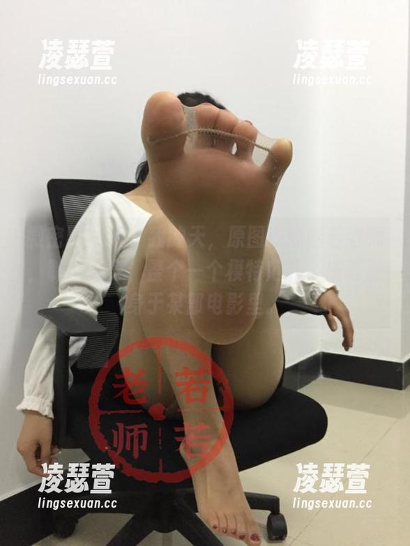 微密圈 - 哦，我的天，原图中的若若老师，制服加身，整个一个模特范儿，恍若置身于某部电影里。