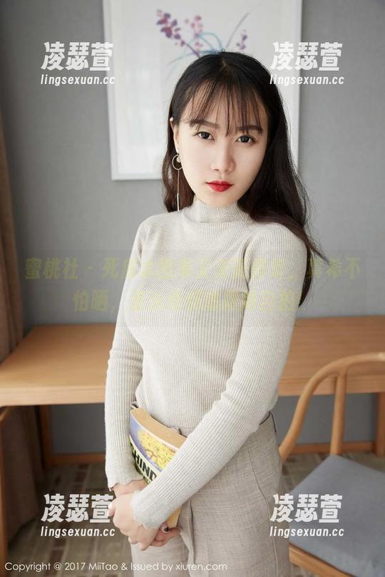 蜜桃社 - 死库水图集又来新鲜货，真希不怕晒，连泳池都想跟她自拍！
