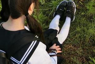西尔酱在图集中玩转JK白丝，足尖踩出不一样的风景