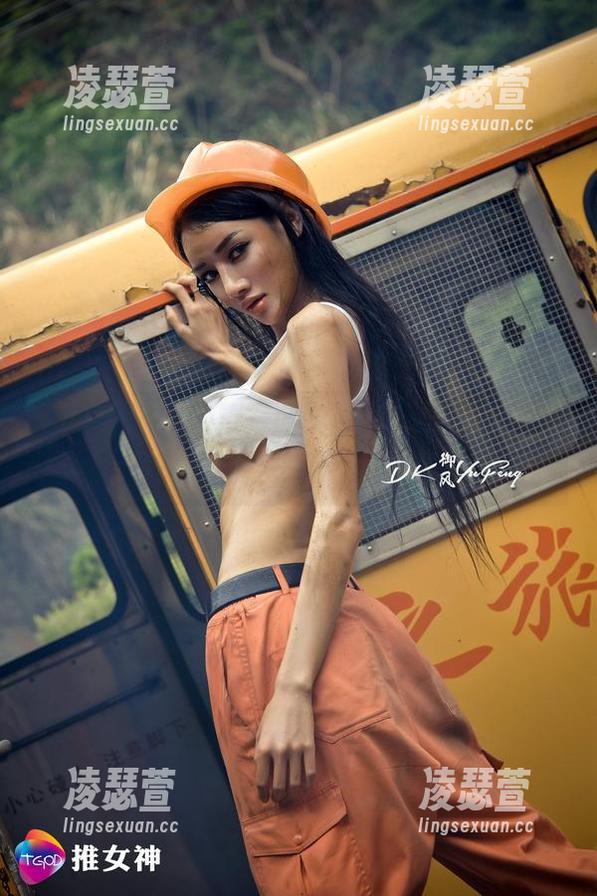 青豆客-谭晓彤 青豆客 - 在线撩,谭晓彤的户外原图:我只关心她鞋子是不是全新。
