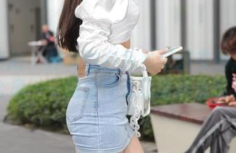 魔镜街拍 – 婷婷的白色吊带连衣裙黑丝美腿合集——她为什么总能这么迷人？