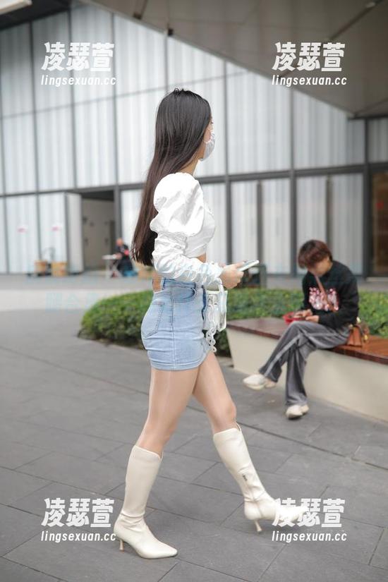 魔镜街拍-婷婷 魔镜街拍 - 婷婷的白色吊带连衣裙黑丝美腿合集——她为什么总能这么迷人?