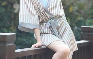 魔镜街拍 – 在线上，婷婷的粉裙衬托了销售主管不一般的气质，图片必火！