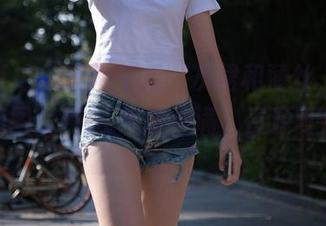 魔镜街拍 – 悠闲午后，灰裙和薄丝，婷婷的这组图片把OL气质拉满，资源可别错过。