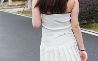 魔镜街拍 – 楼楼的私拍图集：那条白色连衣裙会穿越你的屏幕吗？